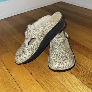 Alegria Tan-Black Sherpa Lined Clogs sz. 36